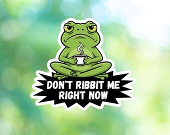 Grumpy Frog Coffee Lover-klistermärke | Rolig ordvits (digital nedladdning)