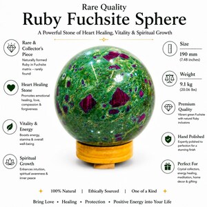 Op de afbeelding: Een robijn-fuchsietsfeer met levendige groene en dieprode insluitingen, rustend op een ronde houten standaard. De tekst luidt Rare Quality Ruby Fuchsite Sphere, 190 mm, 9.1 kg, en vermeldt diverse eigenschappen van de steen en andere details.