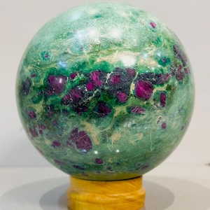 Esfera de rubí fucsita de 137 mm - Bola de gema reactiva a los rayos UV - Meditación - Reiki - Decoración del hogar - Regalo de Halloween