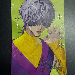 K&ouml;nnte beinhalten: Eine rechteckige Sammelkarte mit der Illustration einer Person mit violettem Haar, das die Augen verdeckt, bekleidet mit einem gelben Rollkragenpullover und einer violetten Weste. Der Hintergrund ist lindgr&uuml;n mit Blasen und dem Wort MYSTERY.