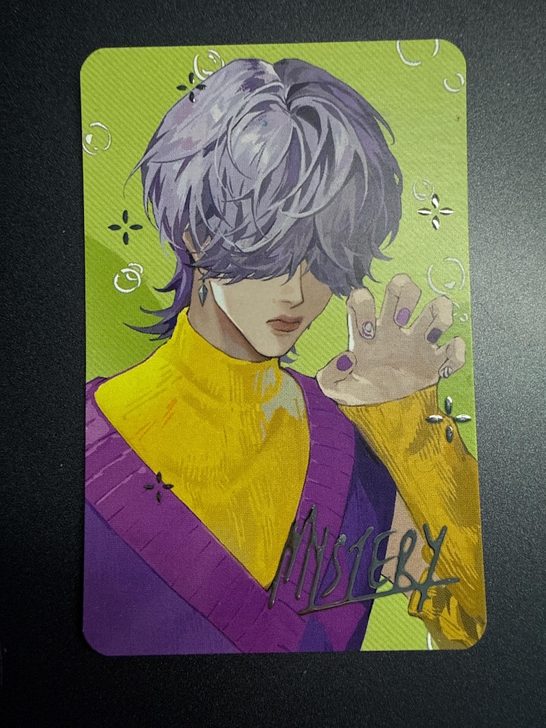 K&ouml;nnte beinhalten: Eine rechteckige Sammelkarte mit der Illustration einer Person mit violettem Haar, das die Augen verdeckt, bekleidet mit einem gelben Rollkragenpullover und einer violetten Weste. Der Hintergrund ist lindgr&uuml;n mit Blasen und dem Wort MYSTERY.