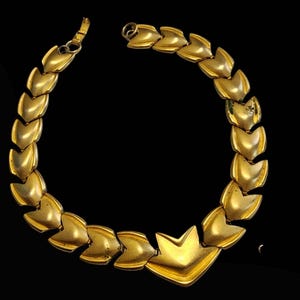 Vintage 1980s Matte Gold Plated Articulated Arrow Link Choker – Chunky Retro Statement Necklace