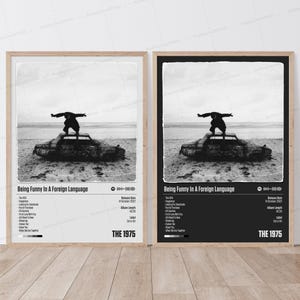 Póster de 1975 / Póster de Ser gracioso en un idioma extranjero / Póster musical / Póster de la portada del álbum / Póster de la lista de canciones / Póster de 1975