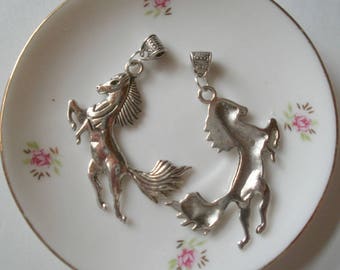 2 Breloques pendentif de style tibétain cheval