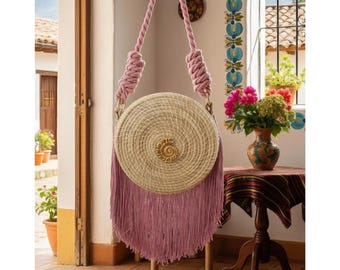 Artesanía Colombiana - Bolso redondo de paja – Flecos rosas, dije de concha, bolso de palma Iraca hecho a mano - Bolso Artesanal