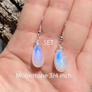 Boucles d'oreilles en forme de goutte d'eau avec pierre de lune bleue fluo / Argent sterling / Rempli d'or jaune ou rose / Pierre de lune naturelle 3/4 po. de long x 3/8 po.