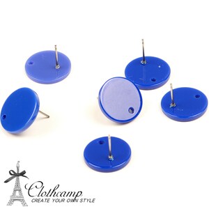 Könnte beinhalten: Fünf blaue runde Ohrstecker mit silbernen Stiften. Die Ohrstecker sind alle gleich groß und gleich geformt.