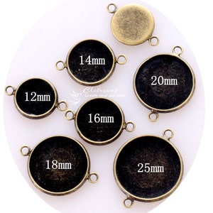 Può includere: Sei montature rotonde per cabochon in metallo color bronzo con tre anelli per l'appeso. Le montature sono etichettate con il loro diametro in millimetri: 12 mm, 14 mm, 16 mm, 18 mm, 20 mm e 25 mm.