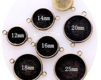 Op de afbeelding: Zes ronde, bronzenkleurige metalen bezel-instellingen met drie lussen om op te hangen. De bezels zijn gelabeld met hun diameter in millimeters: 12 mm, 14 mm, 16 mm, 18 mm, 20 mm en 25 mm.
