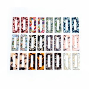 Può includere: Assortimento di 20 fermagli per capelli rettangolari in vari colori e motivi. I fermagli sono in plastica e hanno una finitura liscia e lucida.