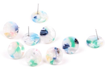 Puede incluir: Un conjunto de ocho pendientes redondos de botón coloridos con fondo blanco y poste plateado. Los pendientes tienen un patrón de mármol con tonos de azul, verde, rosa y amarillo.