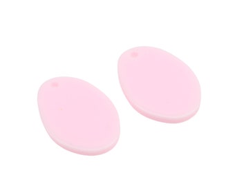 Può includere: Due ciondoli ovali in plastica rosa con un piccolo foro nella parte superiore.