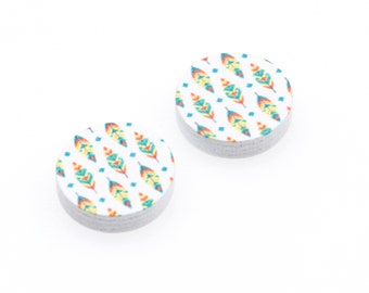 Op de afbeelding: Twee ronde houten oorbellen met een witte achtergrond en een patroon van kleurrijke veren.