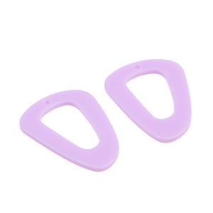 Puede incluir: Dos pendientes triangulares de color lavanda hechos de acrílico con un agujero en la parte superior para colgar.