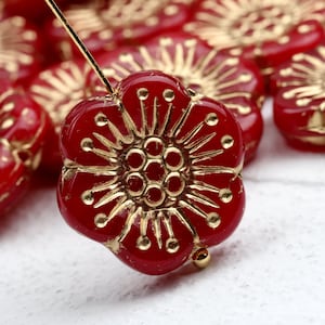 Perlas de vidrio checo de color rojo intenso de 18 mm, perlas de vidrio prensado con forma de flor de 18 mm opacas, 4 unidades (CGB-C-2)
