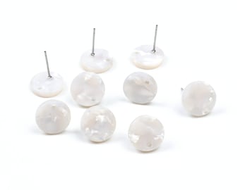 Puede incluir: Un conjunto de ocho pendientes redondos blancos con un acabado nacarado. Los pendientes tienen un poste plateado y son perfectos para añadir un toque de elegancia a cualquier atuendo.