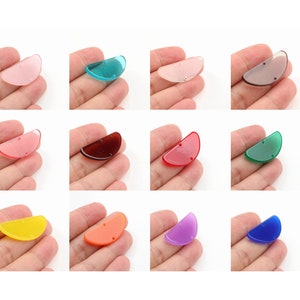 Pode incluir: Doze enfeites de acrílico em forma de semicírculo em várias cores, incluindo rosa, azul-turquesa, transparente, marrom, vermelho, verde, amarelo, laranja, roxo e azul.