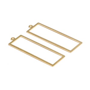 Op de afbeelding: Twee rechthoekige metalen frames in goudkleur met een lus aan de bovenkant om op te hangen.