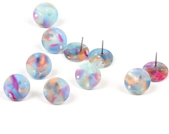 Puede incluir: Un conjunto de pendientes de botón redondos con un diseño veteado en tonos azules, rosas, naranjas y blancos. Cada pendiente tiene un poste plateado. Los pendientes están dispersos sobre un fondo blanco. Adecuado para orejas perforadas.