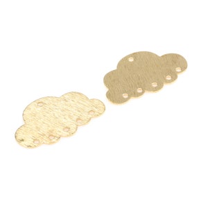 Könnte beinhalten: Zwei goldfarbene Metall-Wolkenanhänger mit mehreren Löchern zum Anbringen an Schmuck oder anderen Bastelarbeiten.