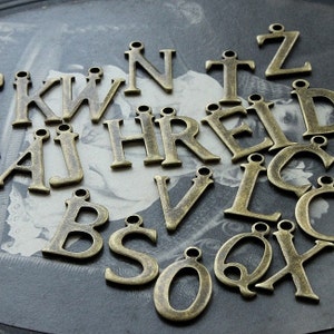 26 Uds. Encanto/colgante único del alfabeto A-Z de latón chapado en bronce antiguo-alta calidad
