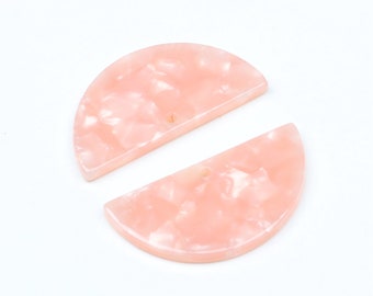 Può includere: Due componenti per orecchini in acrilico a forma di semicerchio, rosa e bianco marmorizzato. Ogni pezzo ha un piccolo foro vicino alla parte superiore per il fissaggio all'hardware degli orecchini. I componenti sono di colore rosa pastello chiaro.