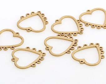 Puede incluir: Siete marcos de metal en forma de corazón de color dorado con un borde de cuentas decorativas. Los marcos son perfectos para manualidades y la elaboración de joyas.