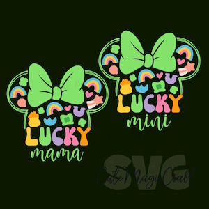Może przedstawiać: Dwa zielone wzory uszu Myszki Minnie z kokardkami, tęczami i słowami "LUCKY mama" i "LUCKY mini" w kolorowym tekście. Projekt zawiera koniczyny, gwiazdy i garnki złota, wszystko na czarnym tle.