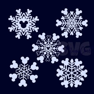 Könnte beinhalten: Fünf weiße Schneeflocken-Designs auf dunklem blauem Hintergrund. Jede Schneeflocke zeigt eine Mickey Mouse-Kopf-Silhouette in der Mitte oder als Teil des Designs. Die Schneeflocken haben komplizierte, symmetrische Muster.