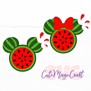Puede incluir: Dos diseños con temática de sandía en forma de cabeza de ratón. Uno tiene un lazo rojo. Las sandías son rojas con semillas negras y cáscaras verdes. Se incluyen salpicaduras rojas. El texto "Cute Magic Craft" está en la esquina inferior derecha.