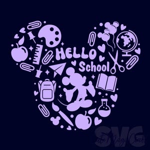 Puede incluir: Gráfico morado sobre un fondo azul marino, con forma de la cabeza de Mickey Mouse, lleno de iconos escolares. Las palabras "HELLO School" están en el centro, con imágenes de manzanas, lápices, clips y una mochila. El diseño tiene un tema de regreso a la escuela.