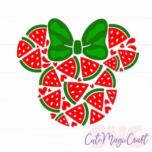 Puede incluir: Un diseño gráfico con la silueta de Minnie Mouse hecha de rodajas de sandía y un lazo verde. Las rodajas de sandía son rojas con semillas negras y cáscaras verdes, y pequeños corazones rojos están dispersos.