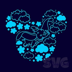 Op de afbeelding: Een blauwe lijntekening van Dumbo de olifant die vliegt, geplaatst in een Mickey Mouse oorvorm gemaakt van wolken en bloemen. Het ontwerp staat op een donkerblauwe achtergrond. De afbeelding heeft een grillige, cartoonachtige stijl.