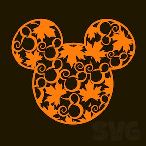 Könnte beinhalten: Orangefarbene Mickey Mouse-Kopf-Silhouette, gefüllt mit Ahornblättern und Mickey Mouse-Kopf-Formen auf schwarzem Hintergrund. Das Design hat ein Herbstthema mit einem dekorativen und skurrilen Stil.