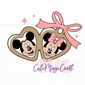 Op de afbeelding: Een cartoon illustratie met Mickey en Minnie Mouse in hartvormige frames, verbonden door een roze strik. Mickey lacht, en Minnie draagt een roze strik. De tekst "Cute Magic Craft" staat eronder.