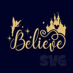 Puede incluir: Gráfico dorado sobre fondo azul marino. La palabra "Believe" está escrita en cursiva, con un hada, estrellas y una silueta de castillo. El castillo tiene una cabeza de Mickey Mouse.