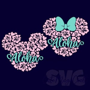 Puede incluir: Dos diseños florales de cabeza de Mickey Mouse con la palabra "Aloha" en escritura turquesa. Una cabeza tiene un lazo turquesa. Las flores son rosas y el fondo es azul marino. El diseño es un gráfico digital.