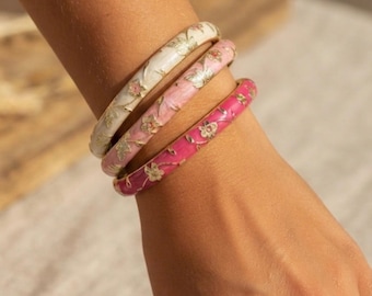 Pulsera rígida de esmalte chapada en oro con motivo floral vintage, pulsera tailandesa con flores rosas y hojas doradas, regalo elegante para ella.