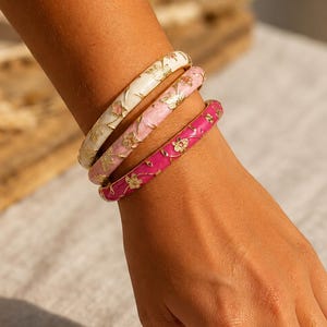 Bracelet jonc doré émaillé motif floral vintage, Bracelet thaïlandais à fleurs roses et feuilles dorées, Bijou élégant cadeau pour elle