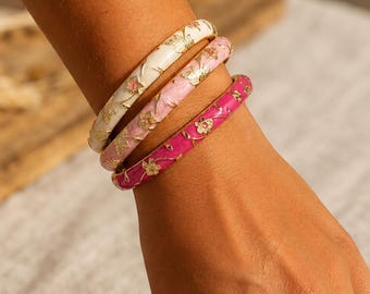 Vergoldetes Emaille-Armband mit floralem Vintage-Motiv, thailändisches Armband mit rosa Blüten und goldenen Blättern, elegantes Schmuckgeschenk für sie