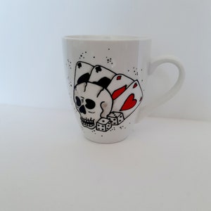 INV - Magnifique  crâne et carte peint à la main sur tasse blanche