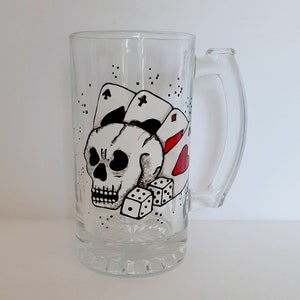 Tête de mort et jeu de carte peinte à la main sur bock bière