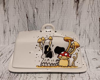 Magnifique design de crâne et champignons peint à la main sur un joli beurrier en céramique