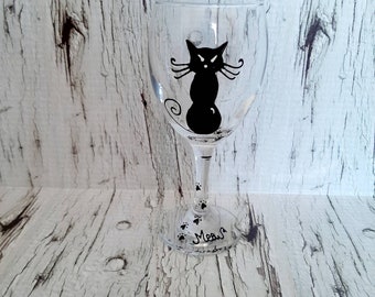 INV - Handpainted black sitted cat with paw prints on wine glass