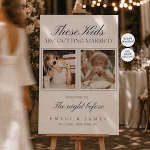 Op de afbeelding: Een verticaal welkomstbord voor een bruiloft op een houten ezel met de tekst These Kids ARE GETTING MARRIED, WELCOME TO The night before, EMYLI & JAMES en 07.11.2026 | NEW YORK, NY. Het bevat twee ingelijste foto's van etende kinderen.