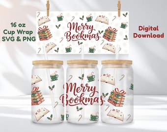 Op de afbeelding: Drie heldere glazen bekers met houten deksels en rietjes, met een "Merry Bookmas" ontwerp. Het ontwerp bevat boeken, cadeaus, koffiekopjes en zuurstokken. Een bijpassende banner hangt erboven. De bekers zijn 473 ml.