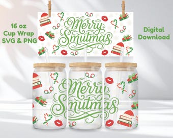 Op de afbeelding: Transparante glazen bekers met houten deksels en rietjes, versierd met kerstthema's en de tekst "Merry Smutmas". Het ontwerp bevat rode lippen, zuurstokken, ingepakte cadeaus en boeken met kerstmutsen.