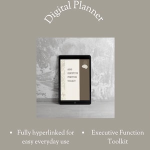 Op de afbeelding: Een digitale planner op een tablet met de tekst "Digital Planner" bovenaan. De tablet toont "ADHD EXECUTIVE FUNCTION TOOLKIT" en een hersengrafiek. De tekst bevat "Fully hyperlinked for easy everyday use" en "Executive Function Toolkit".