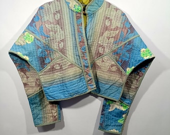 Chaqueta acolchada Kantha hecha a mano: patchwork de algodón vintage reciclado, estampado floral bohemio.