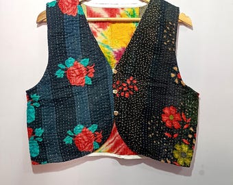 Omkeerbaar kantha-vest: geüpcycled katoenen sari, zwart boho-jack met bloemen | Ambachtelijke vintage sarikleding